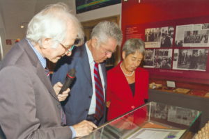 Vormaliger Bundespräsident Dr. Heinz Fischer u. Gattin Margit bewundern das Original der 1936 an Dr. Victor F. Hess für seine Entdeckung der Kosmischen Strahlung verliehenen Nobelpreisurkunde für Physik