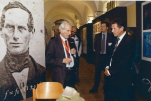 Dr. Peter M. Schuster spricht mit Bundesminister Univ.-Prof. Dr. Karlheinz Töchterle über den ersten bedeutenden Physiker Österreichs, Christian Doppler. Im Hintergrund: Univ.-Prof. Dr. Olaf Reimer von der Universität Innsbruck.