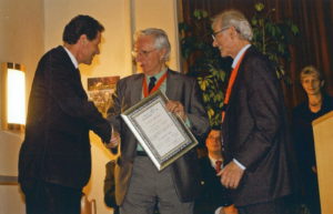 Im Beisein des Bundesministers Univ.-Prof. Dr. Karlheinz Töchterle und anlässlich der bei Echophysics zur 100-jährigen Feier der Entdeckung der Kosmischen Strahlung durch Victor F. Hess in Schloss Pöllau stattgefundenen internationalen Gedenktagung 2012, wird eine Ehrenurkunde der Victor-F-Hess-Gesellschaft von Dr. Peter M. Schuster an Sir Arnold W. Wolfendale, Emeritus Durham University, FRS, Großbritannien, überreicht.